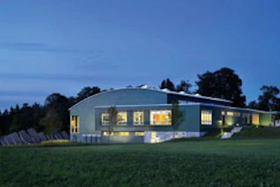 The sun-facing field house is flanked by the solar array and the KDU. (Photo by Jim Westphalen, courtesy of Maclay Architects)