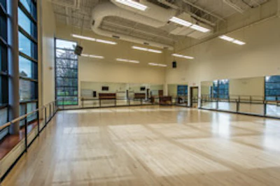 COEXISTENCE When not in use by the dance program, studio spaces act as “activity spaces,” complementing the complex’s other fitness offerings.