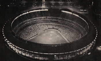 Left: Riverfront Stadium’s circular design lasted 32 years [Photo courtesy of arhenetwork.tumblr.com]