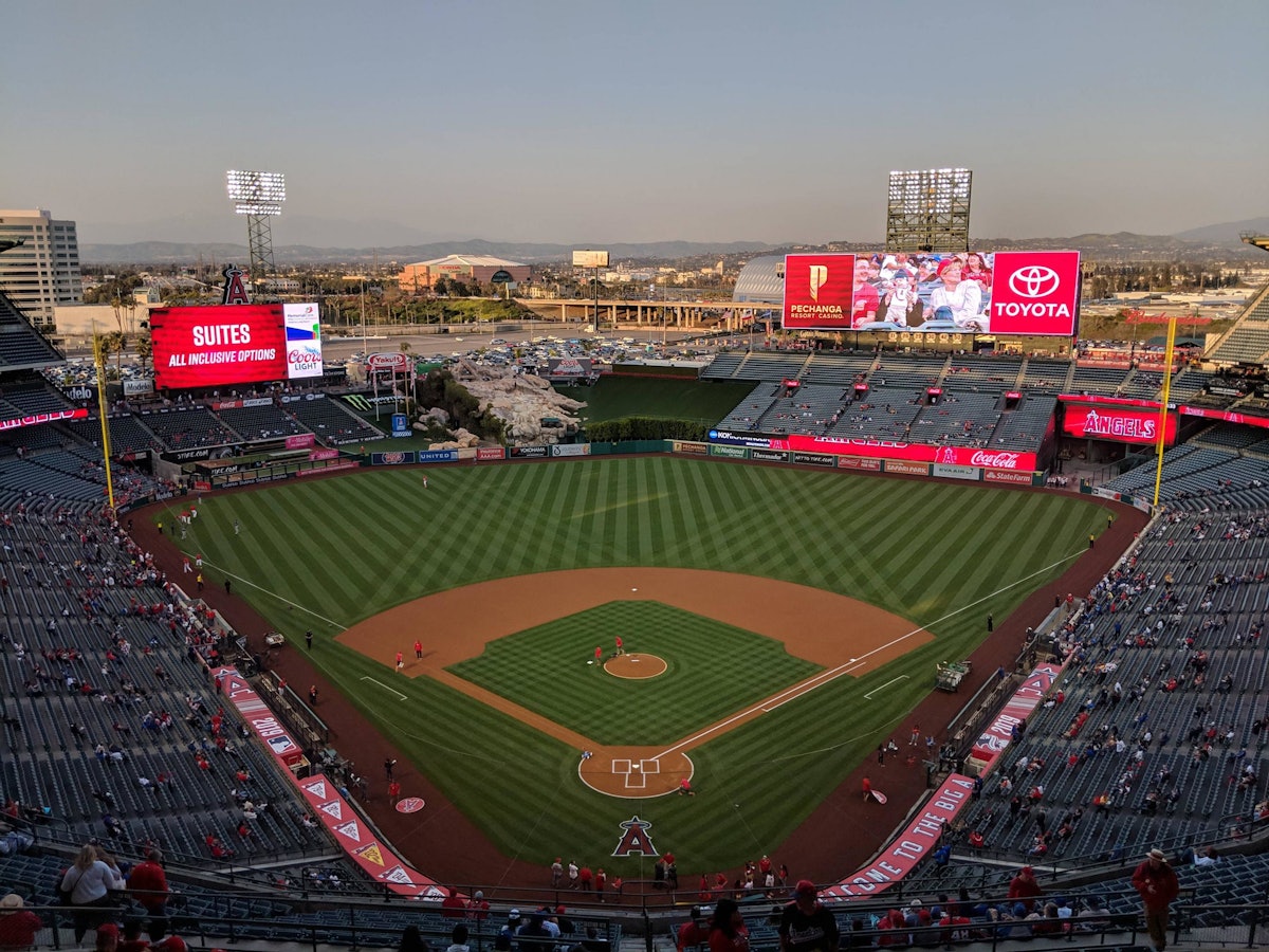 Anaheim approves sale of stadium, land deal to Angels owner